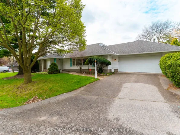 2 Greenford Rd, Toronto, ON M9A 3E6