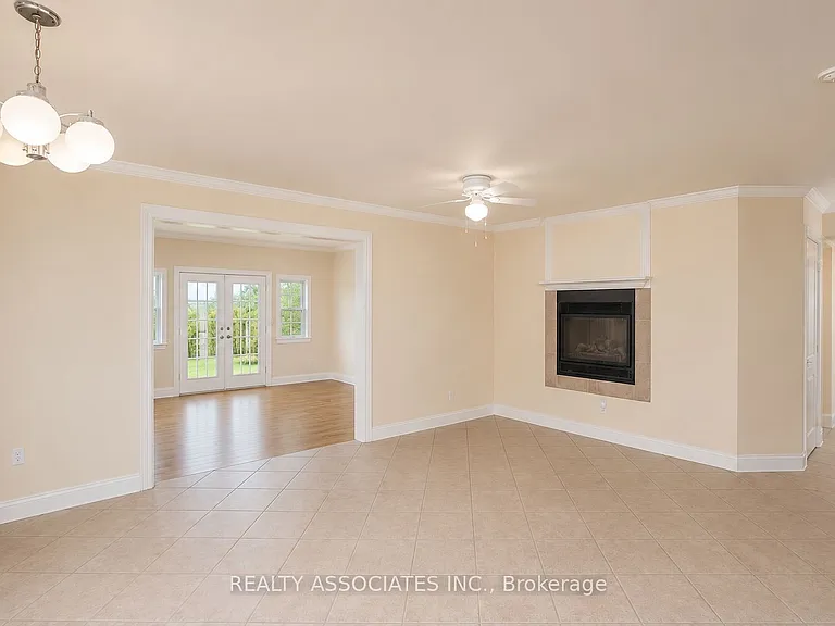 374 Irene Dr — Photo 5