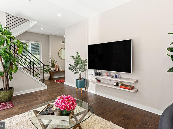 4th image of 1720 N Hancock St #R