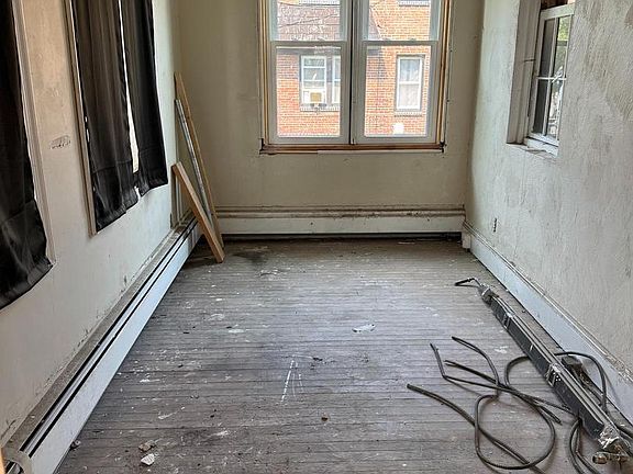 3rd image of 40 Hollywood Ave