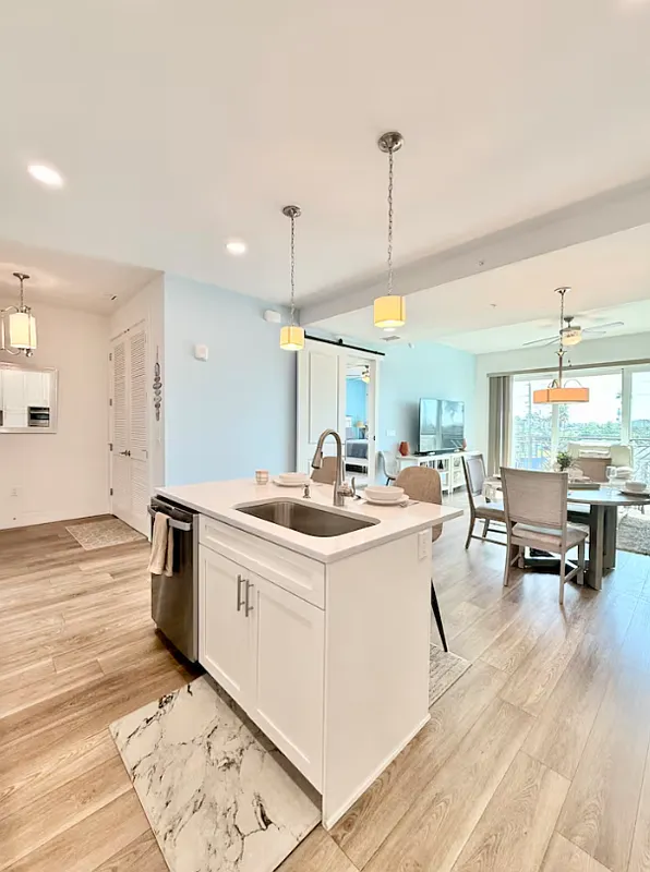3 bed, 2.0 bath, 1306 sqft, $3,750 — Photo 2
