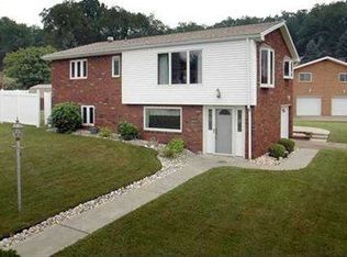 201 Robin Hood Dr, Irwin, PA