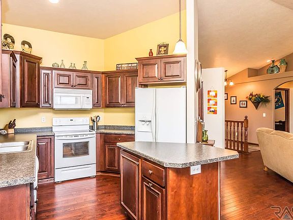 4th image of 607 United Ave