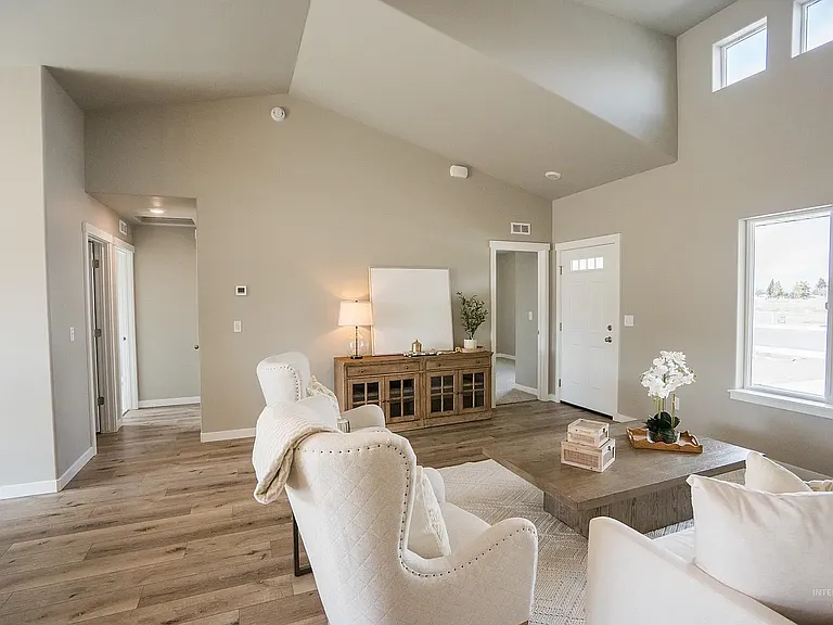 1109 Bronze Dr — Photo 3