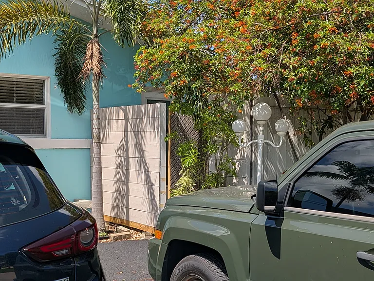125 SW 19th Ave #UTIL INCLUDED — Photo 3
