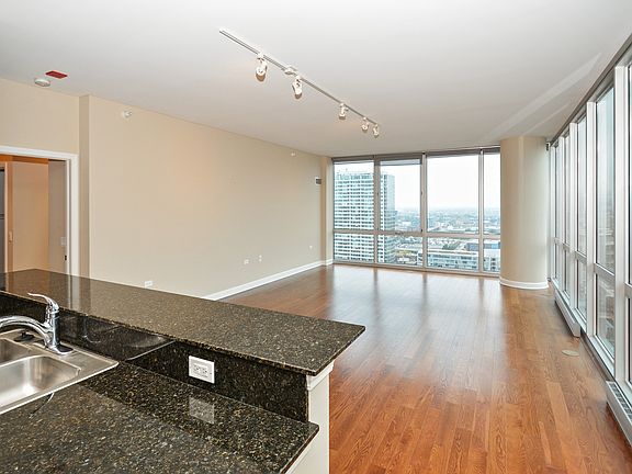 4th image of 1629 S Prairie Ave Unit 2711