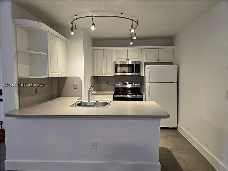 18324 NW 68th Ave #L — Photo 4