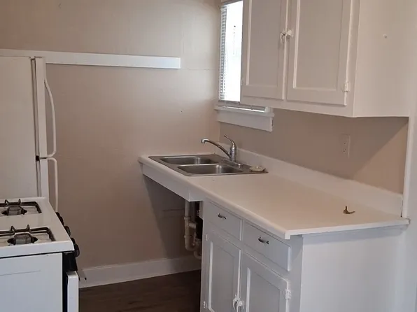 110 E 1st St #C, Haven, KS 67543