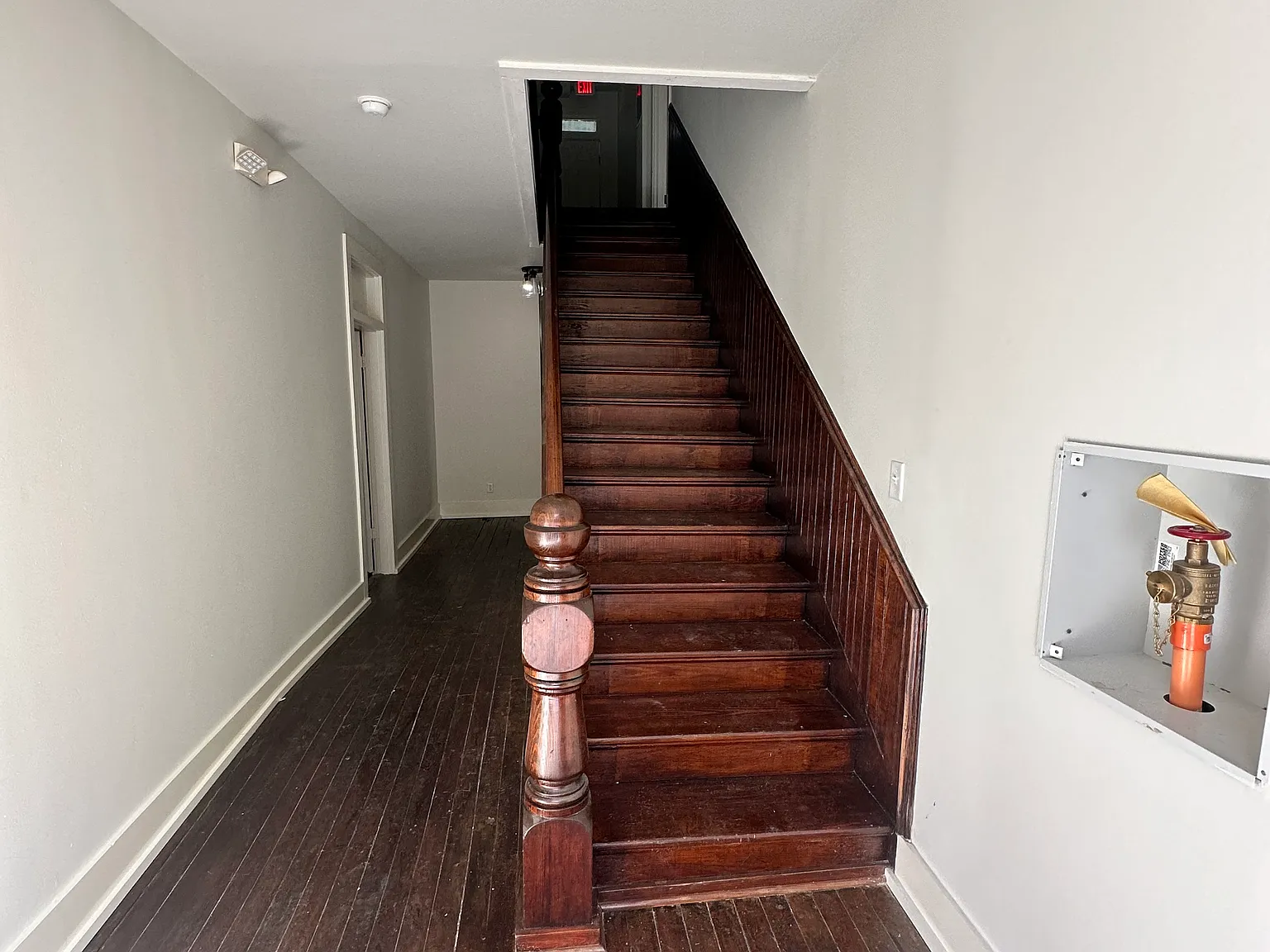 133 Carlton Ter — Photo 2