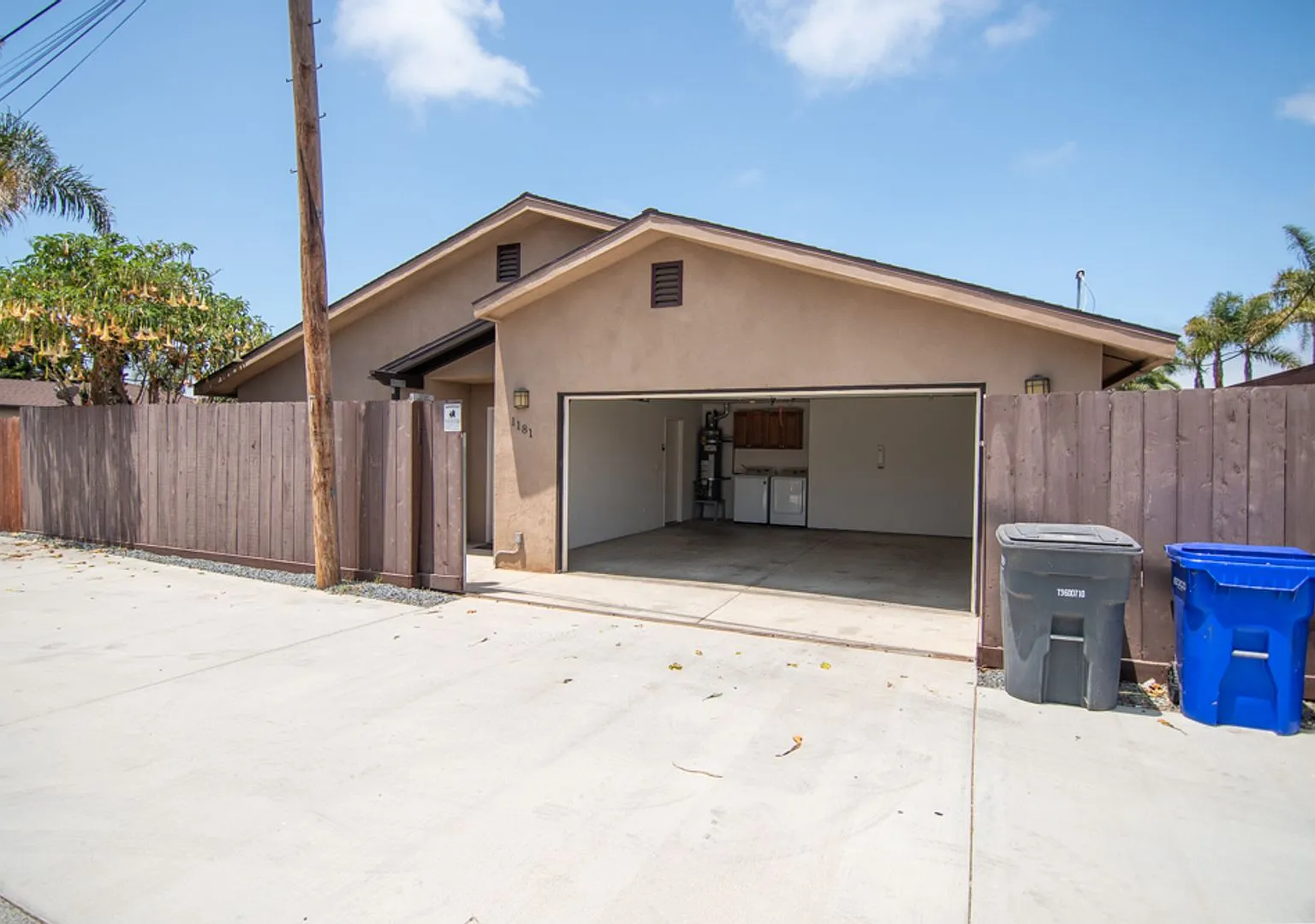 Large 3bd/2ba Detached House with Garage and AC! — Photo 2
