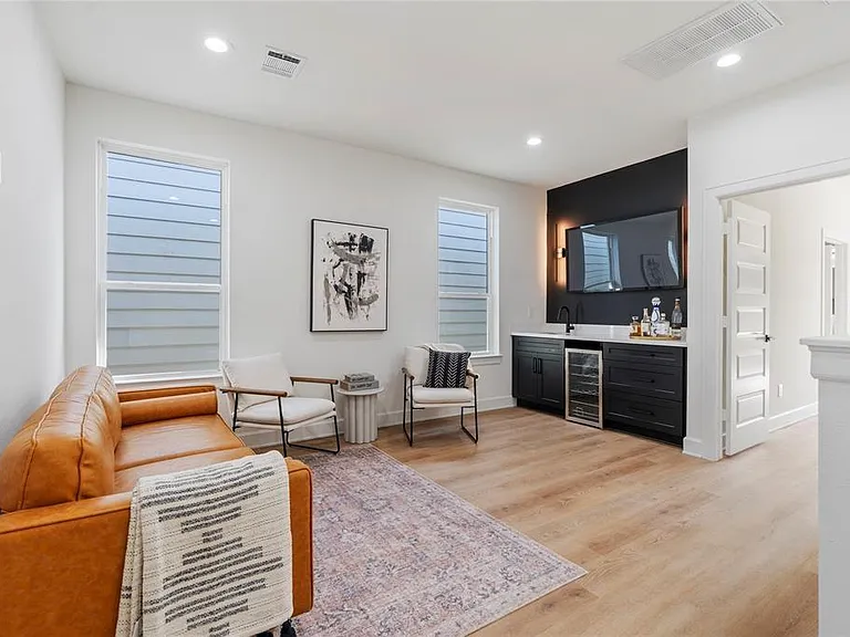 6321 Foster St — Photo 8