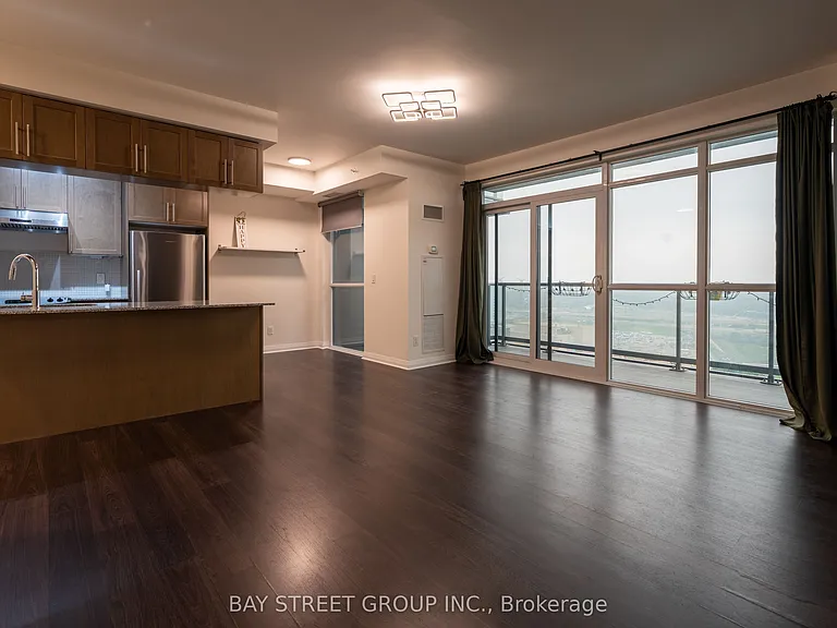 55 Oneida Cres #LPH04 — Photo 1