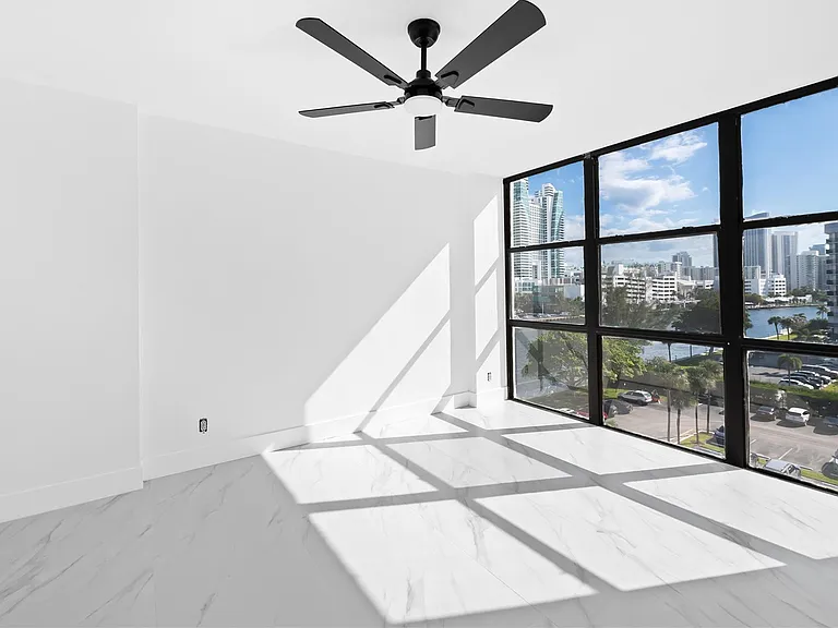 800 Parkview Dr #718 — Photo 18
