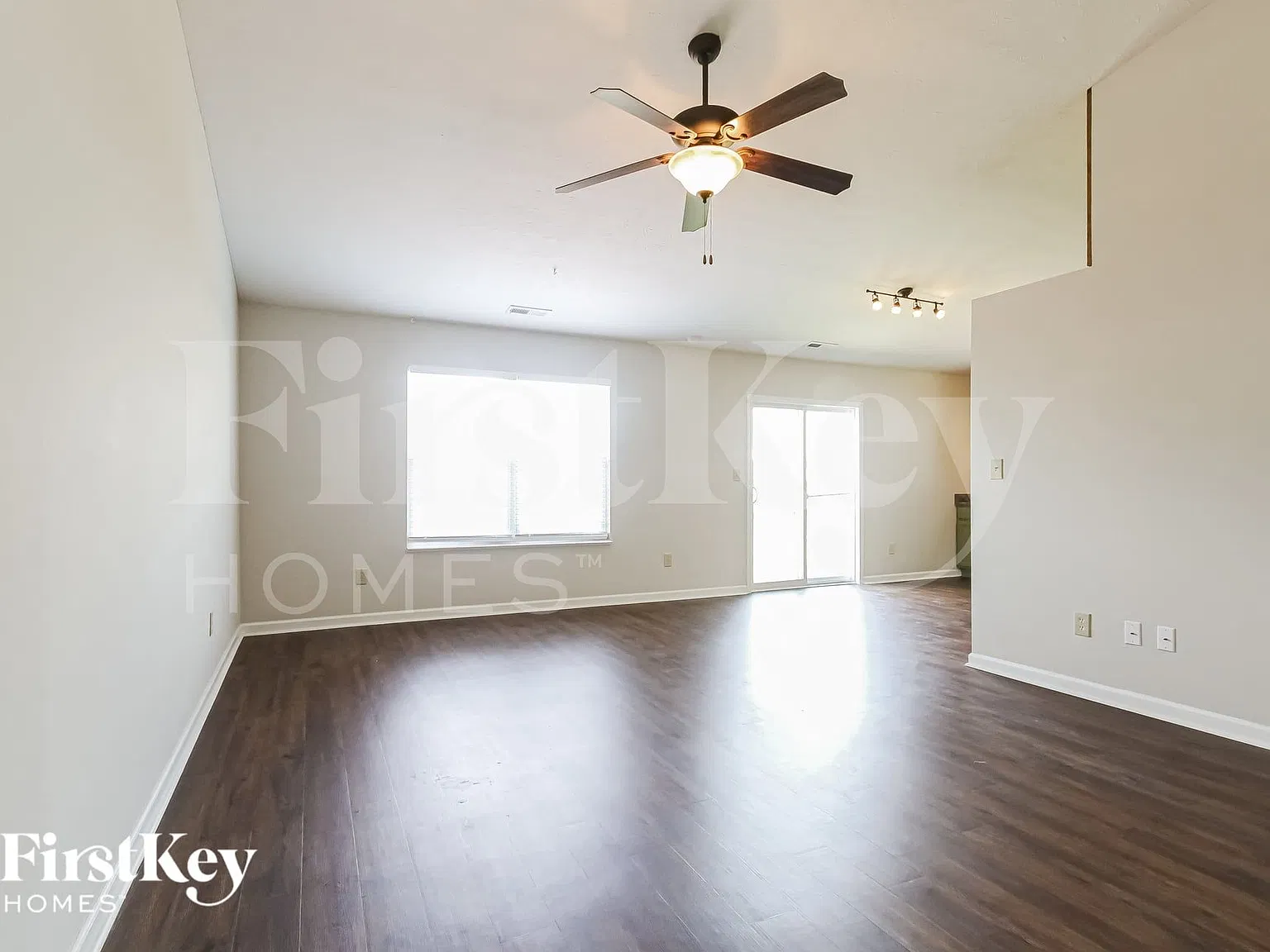 3 bed, 2.0 bath, 1390 sqft, $2,335 — Photo 2