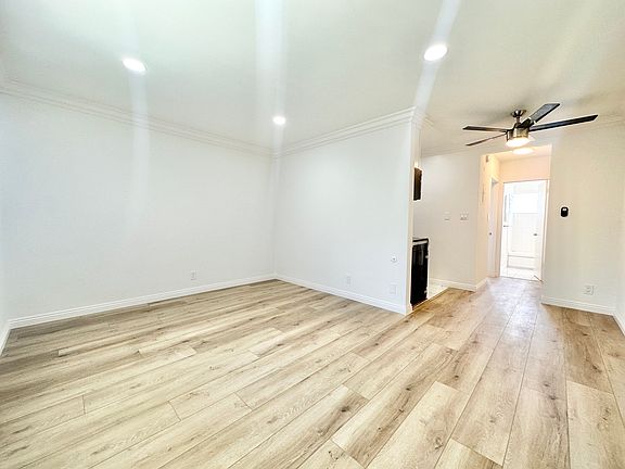 4th image of 14022 Oxnard St #1