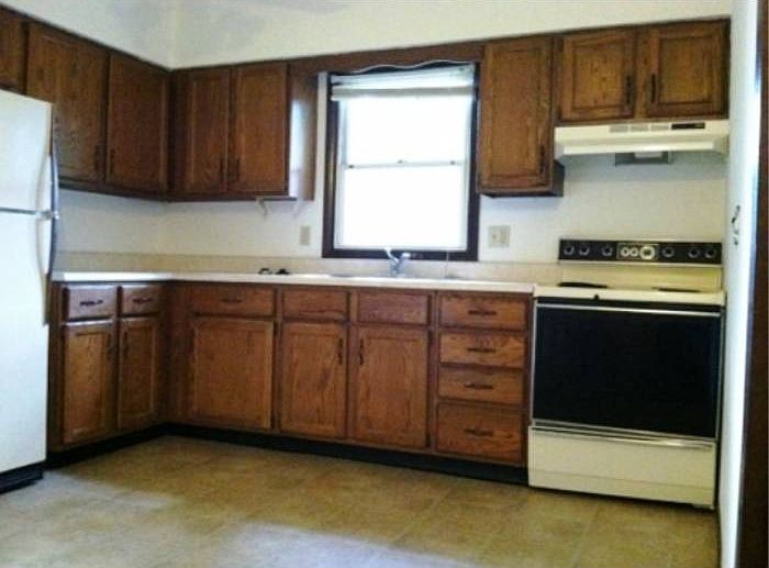 2nd image of 907 W C St APT A