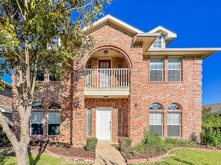 6902 Graham Dr — Photo 1
