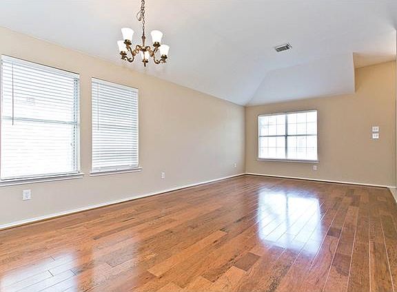 4th image of 302 Hampstead Dr