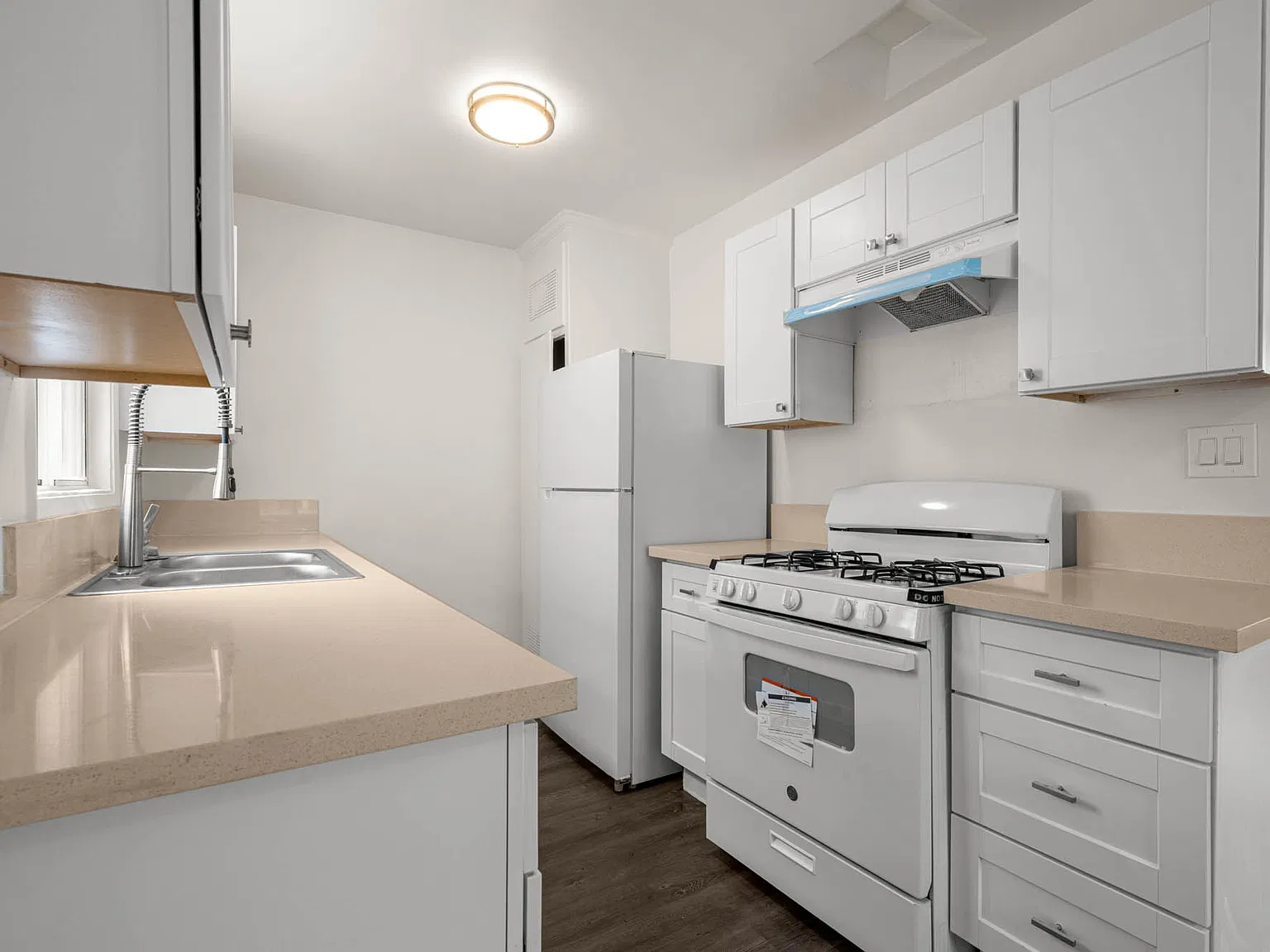 14616 Blythe St — Photo 3