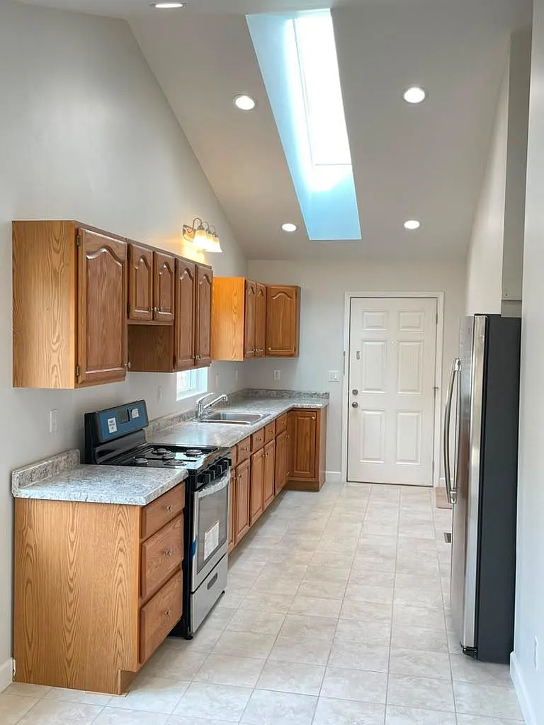 2 bed, 2.0 bath, 1295 sqft, $2,000 — Photo 2