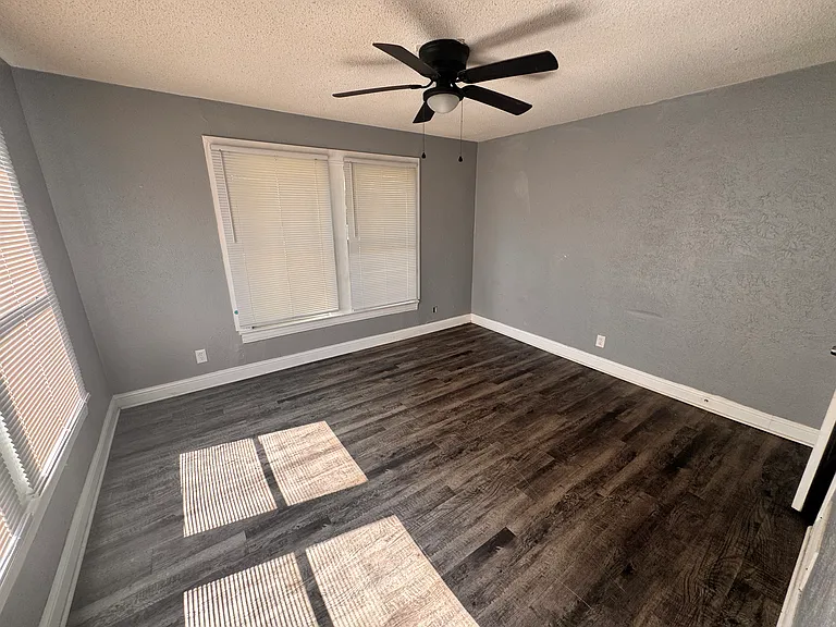 130 W Avenue D — Photo 9