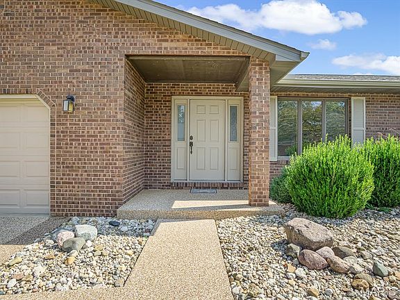 4th image of 305 Sierra Ct