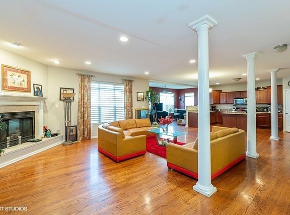 4th image of 2832 Chayes Park Dr