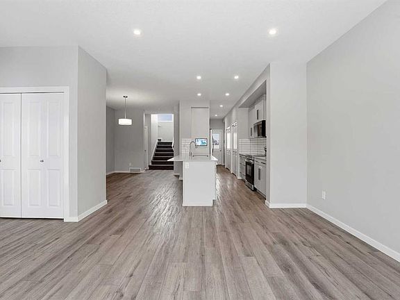 4th image of 39 N Lake St