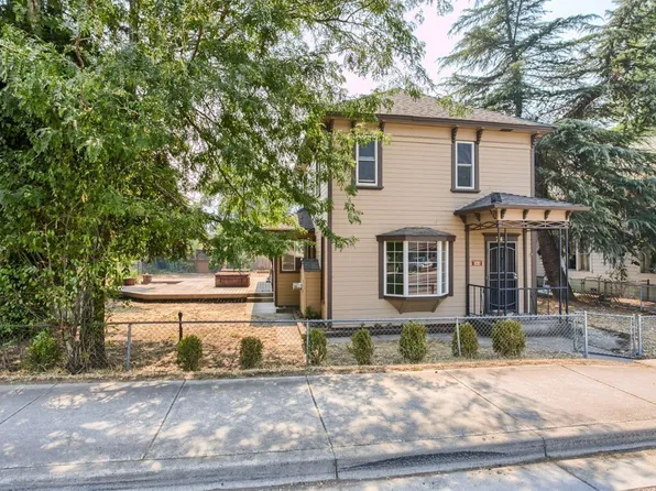 268 N 2nd Ave, Gold Hill, OR 97525