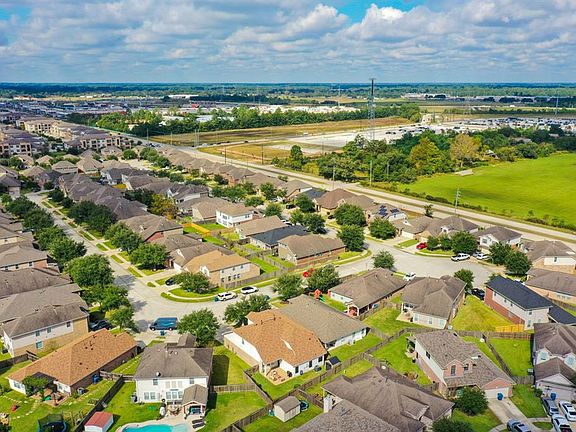 This amazing aerial view shows how close the home is from the Grand Parkway shopping center & HWY 99! Talk about great location; short drive from major roads, great shopping, & restaurants!