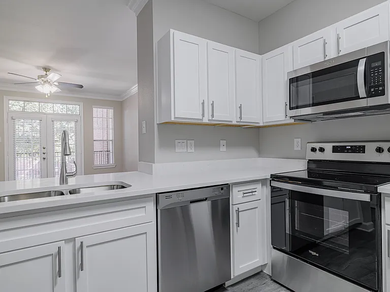 The Village at Bellaire Apartments — Photo 57