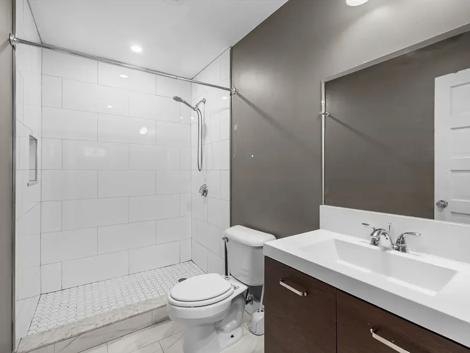 3 bed, 1200 sqft, $3,390 — Photo 3