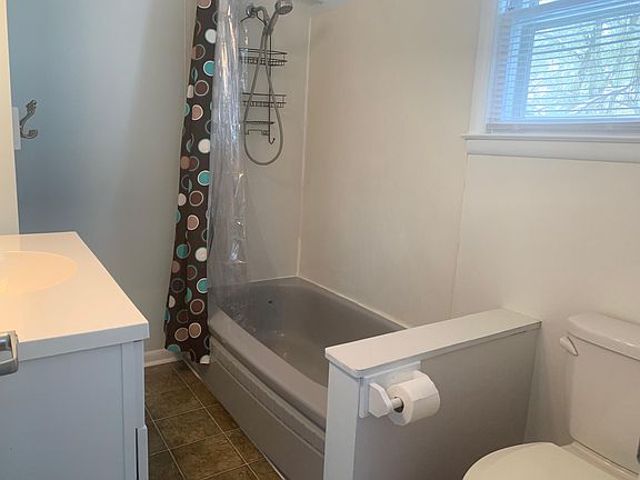3rd image of 111 E 48th St