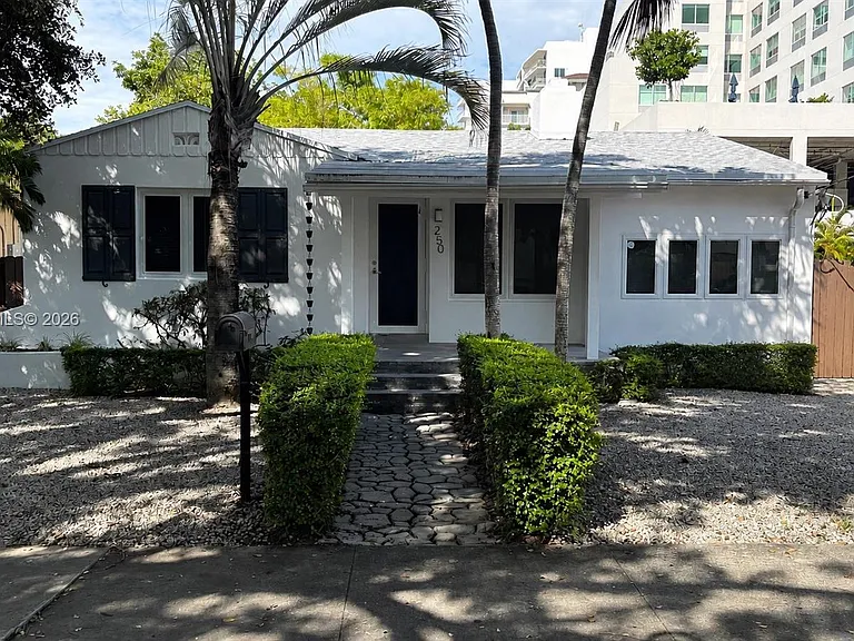 250 SW 19th Rd — Photo 1