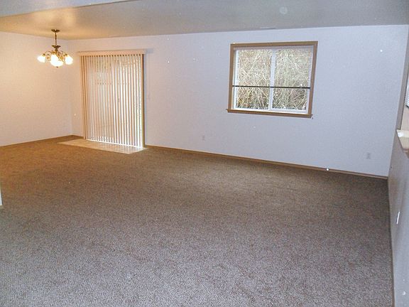 4th image of 924 142nd St S Unit B