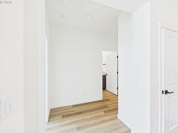 4th image of 415 W 19th St