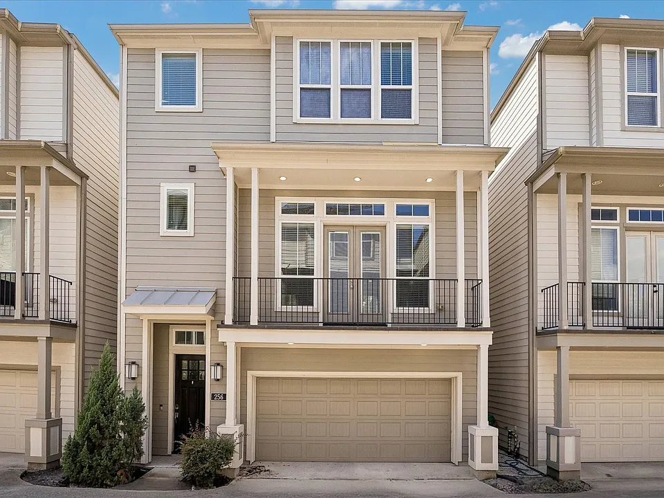256 W 28th St