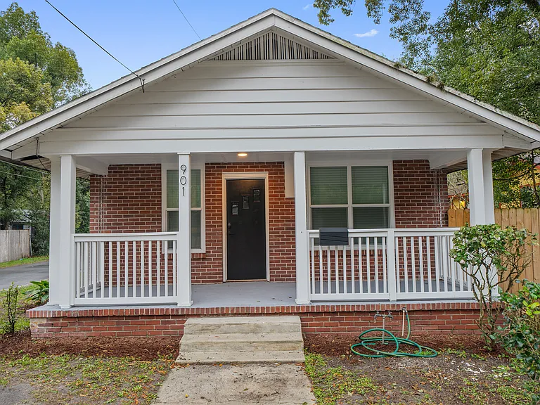901 NW 4th Pl — Photo 1