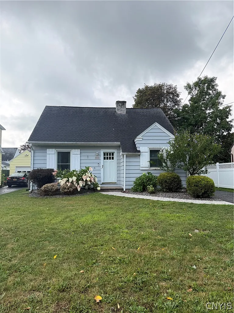 3 bed, 2.0 bath, 1381 sqft, $2,500 — Photo 2