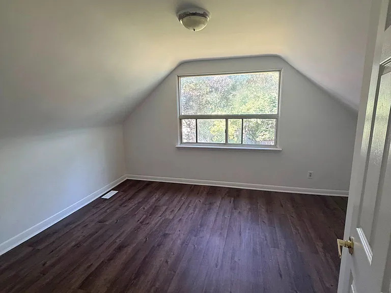 425 Livingston Rd N — Photo 9