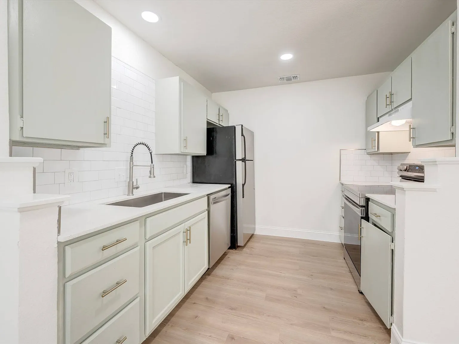 2 bed, 1.5 bath, 906 sqft, $1,300 — Photo 2