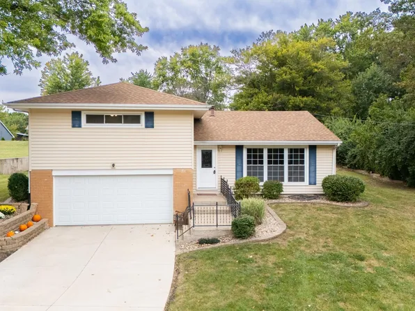 205 Country Club Dr, Pekin, IL 61554
