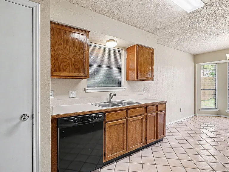 2608 Green Ridge St — Photo 8