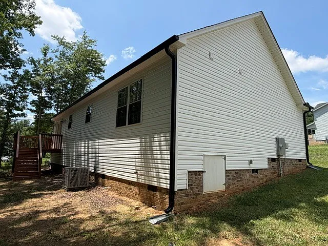 913 Berg St — Photo 3