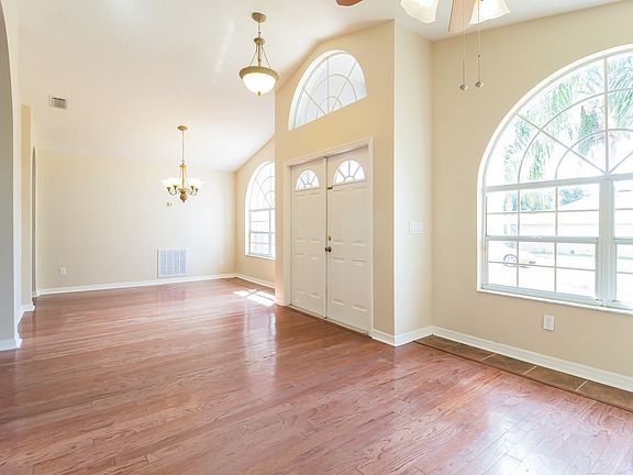 2nd image of 102 Cedar Springs Cir