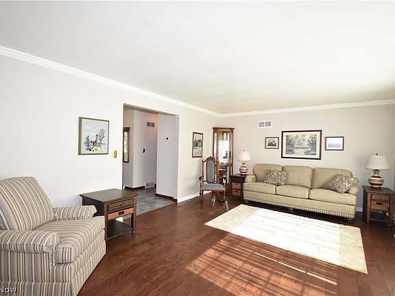 5th image of 821 Squirrel Hill Dr