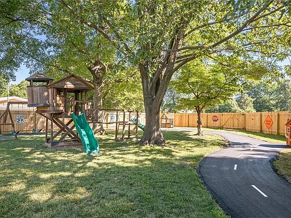 3rd image of 1 Hawthorne Pl