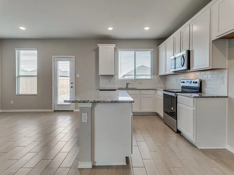 920 Ravenwood Ln — Photo 4