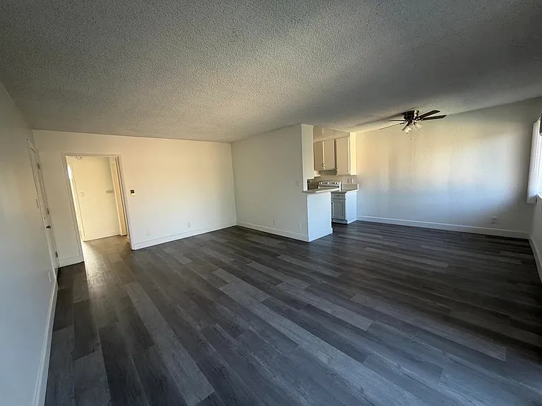 15040 Parthenia St #8 — Photo 5