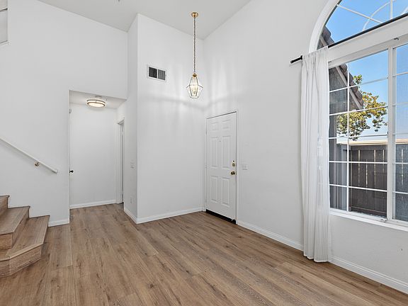 3rd image of 10118 Wateridge Cir